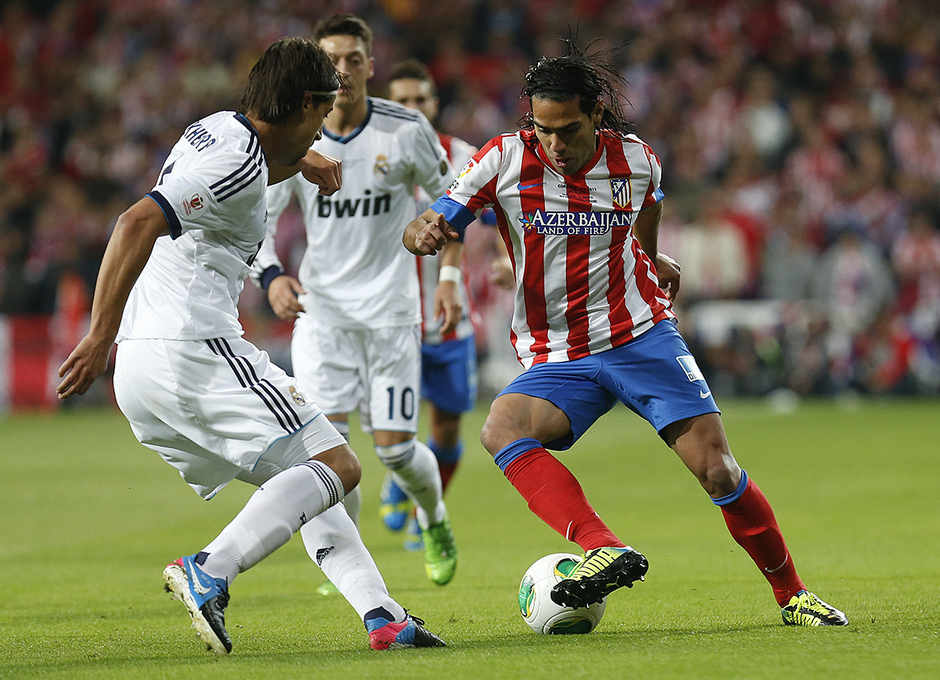 Temporada 12/13. Final Copa del Rey 2012-13. Real Madrid - Atlético de Madrid. Radamel Falcao se intenta ir de Khedira